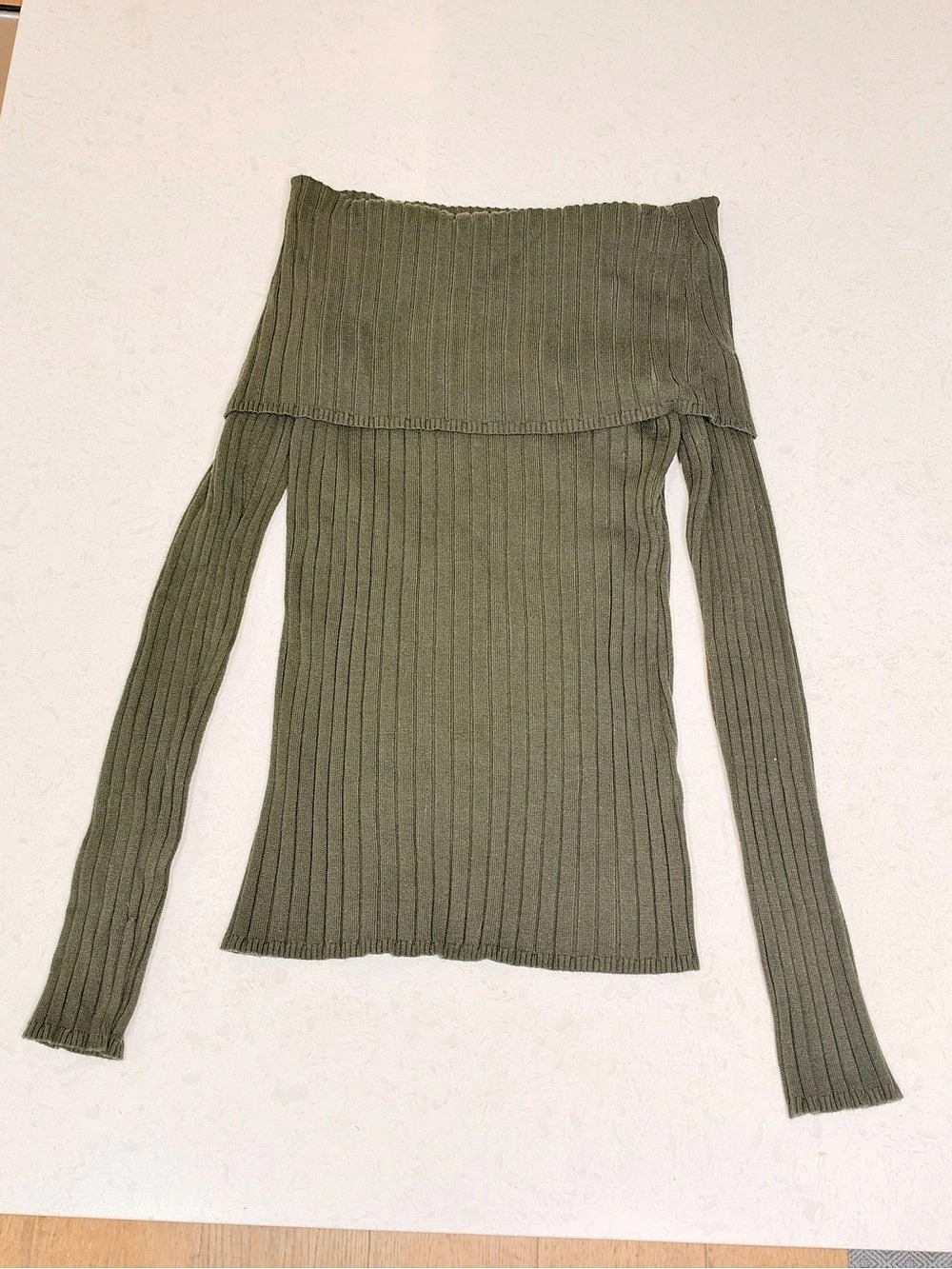 Karen Millen Off-the-Shoulder Ribbed Sweater in Green Like New size small